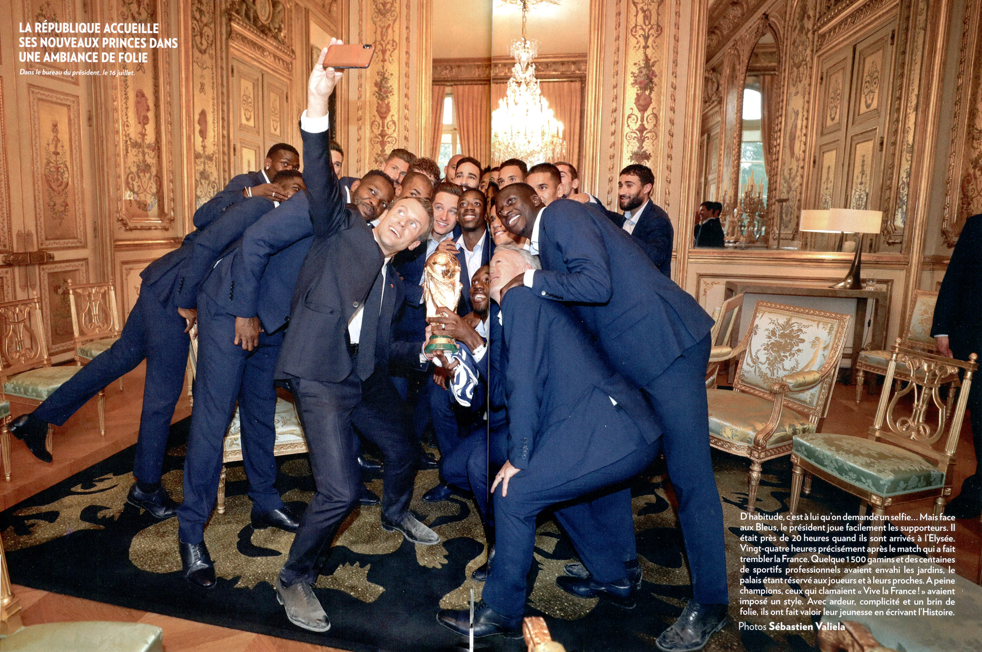 Les Bleus a l'Elysee prenant un selfie avec Emmanuel Macron